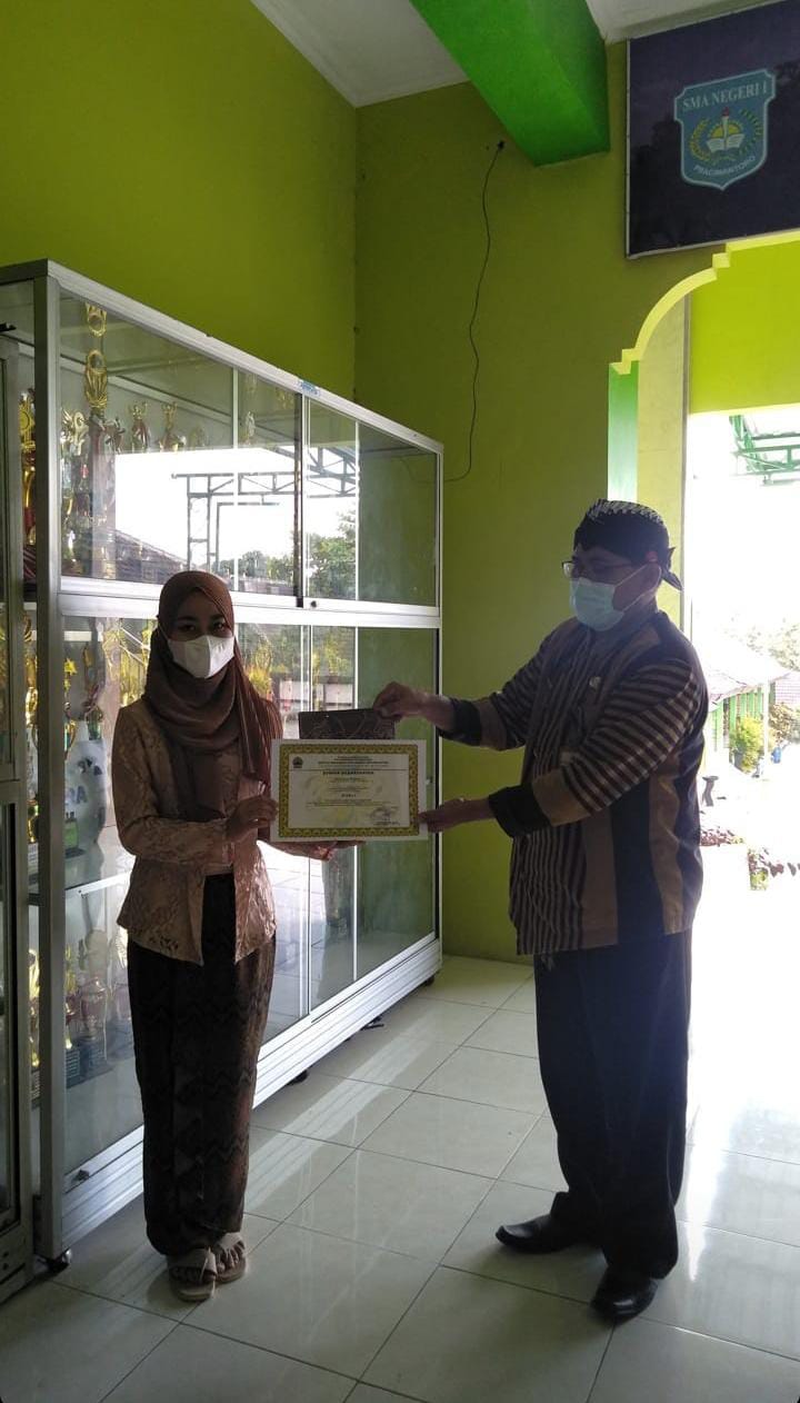 Penyerahan hadiah Penyerahan hadiah